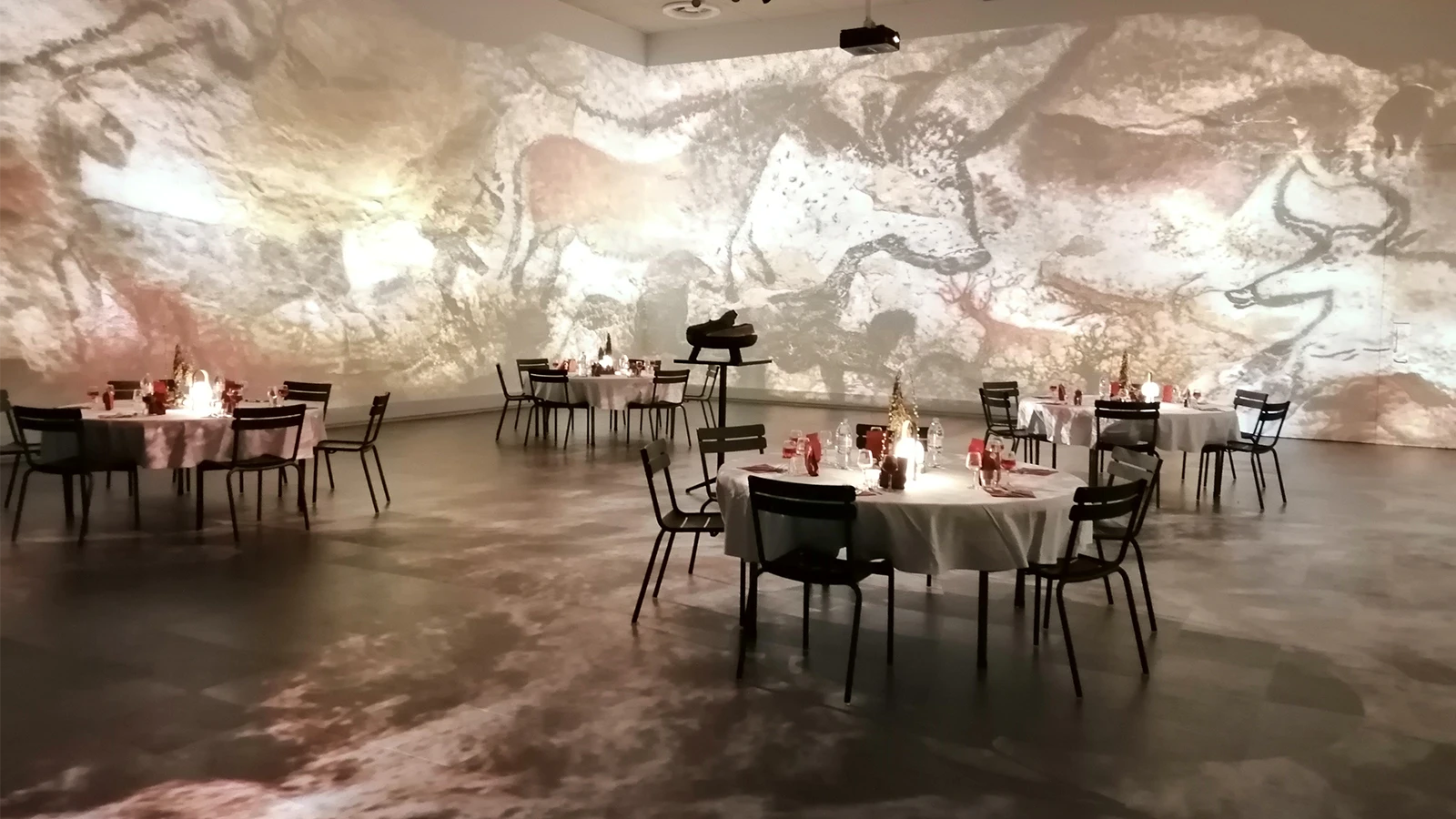 Salle Immersive Lascaux IV en mode Diner Prestige
